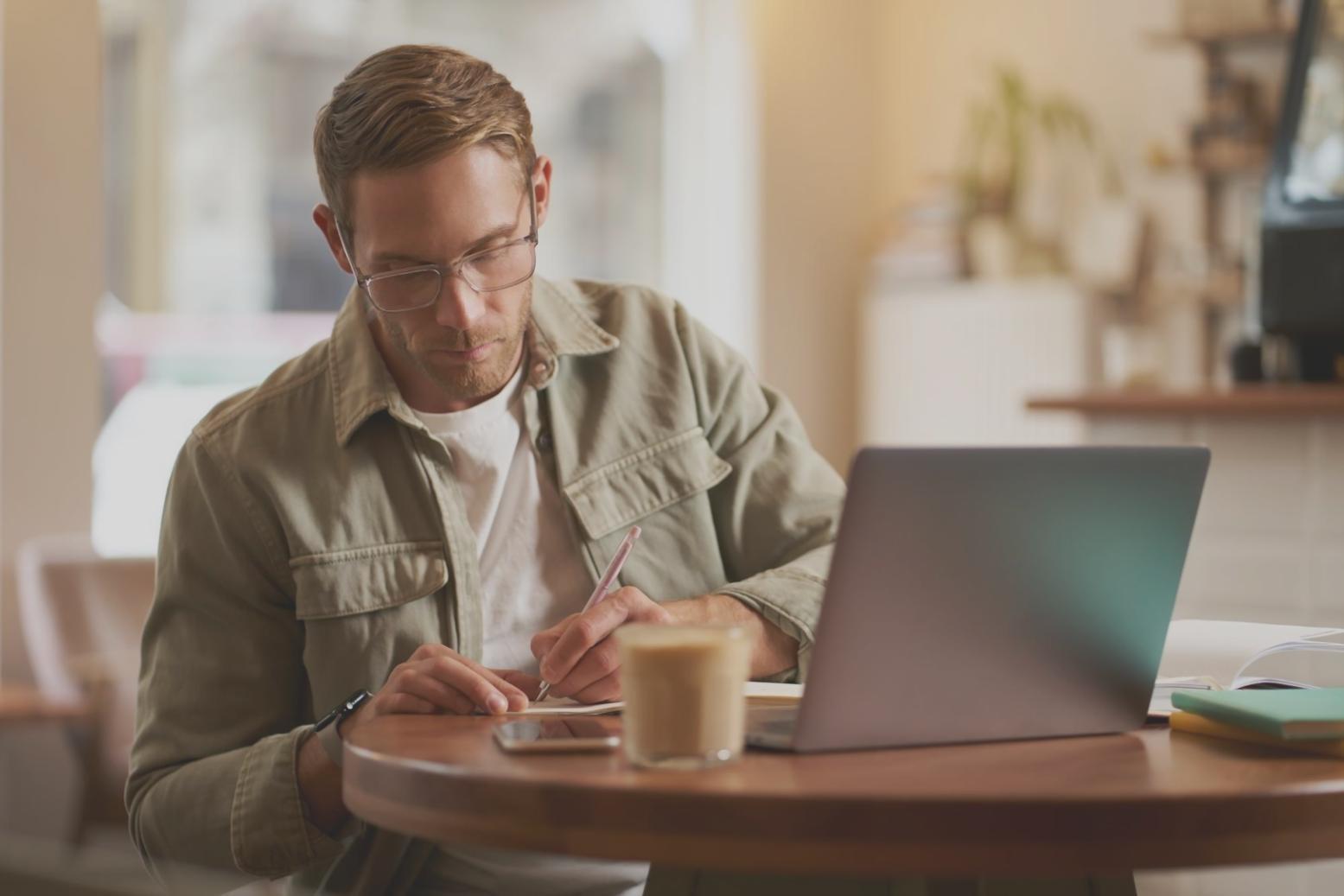 Professionelle Finanzberatung und Vermögensplanung in modernem Büroumfeld